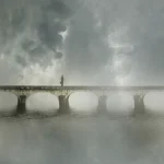 Personne marchant sur un vieux pont dans le brouillard