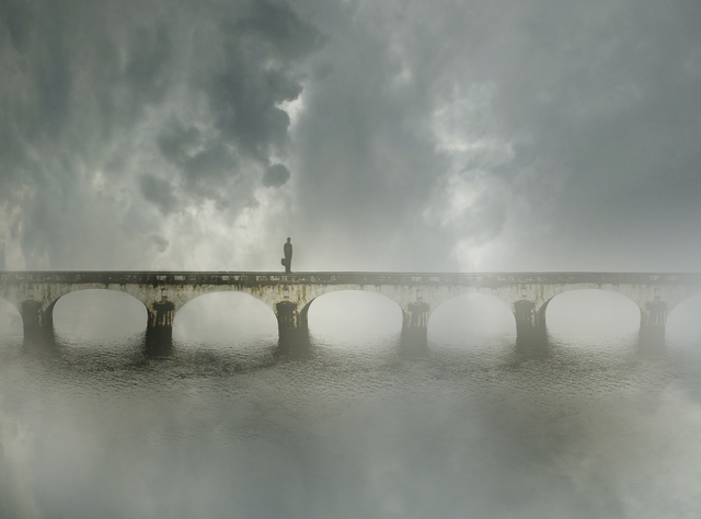 AKG7560396.webp Personne marchant sur un vieux pont dans le brouillard – Image 1