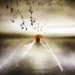 Silhouette avec parapluie orange sur un pont brumeux