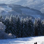 Randonnée en hiver dans les montagnes enneigées