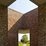 Vue Unique à Travers une Arche en Brique