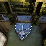 Bateau traversant une écluse