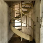 Escalier en colimaçon dans un intérieur abandonné