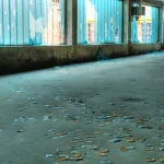 Entrepôt abandonné avec fenêtres brisées