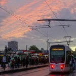Tramway à un coucher de soleil magnifique