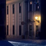 Rue pavée illuminée la nuit