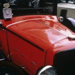Voiture ancienne Renault rouge en ville