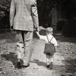 Un homme et un enfant se tenant la main en marchant