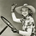 Femme souriante avec chapeau large conduisant et saluant