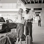 Discussion entre une femme et un porteur à l'aéroport