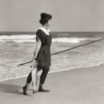 Jeune fille avec poisson sur une plage