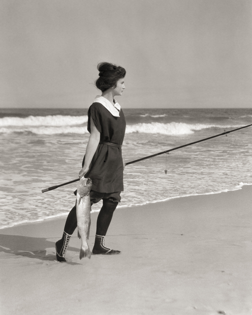 AKG7725849.webp Jeune fille avec poisson sur une plage – Image 1