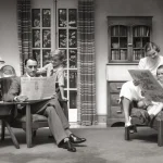 Famillelisantdesjournauxdansunintérieur