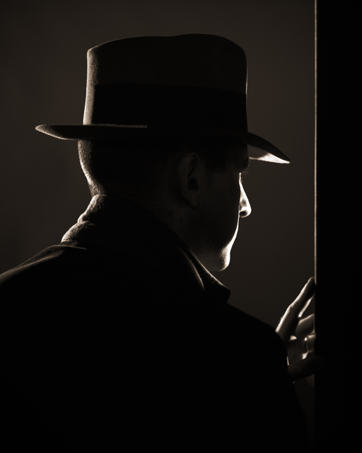 AKG7726201.webp Homme à chapeau dans l'ombre – Image 1