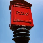 Boîtier d'alarme incendie rouge sur poteau noir