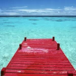 Ponton rouge sur une mer turquoise