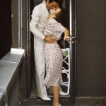 Baiser romantique sur un balcon