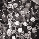 Foule en mouvement dans une gare des années 1940