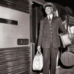 Controleur Ferroviaire souriant sur le Quais d'une Gare