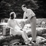 Couple discutant près d'une cascade