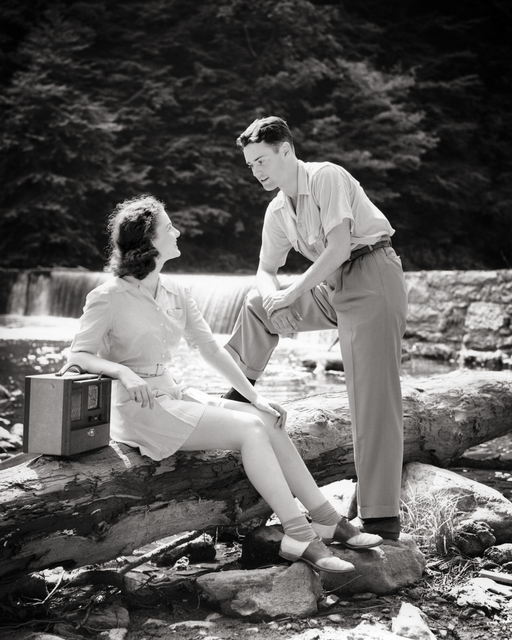 AKG7728689.webp Couple discutant près d'une cascade – Image 1