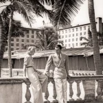 Couple élégant discutant sur une terrasse tropicale