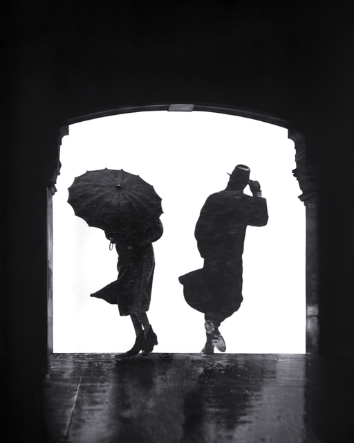 AKG7728713.webp Deux personnes avec des parapluies dans un passage sombre – Image 1