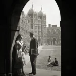 Conversation sous une arche dans une université