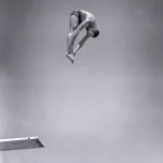 Plongeur en plein saut