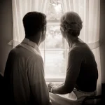 Couple regardant par la fenêtre