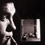 Homme fumant dans une ruelle avec un groupe au fond la nuit