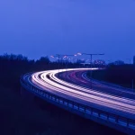 Trafic lumineux sur une autoroute de nuit
