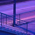 Escalier urbain et route illuminée au crépuscule