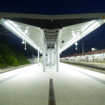 Gare ferroviaire moderne de nuit