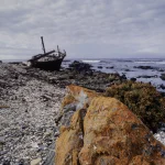 Épave de bateau sur une côte rocheuse