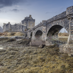 Château médiéval avec pont en pierre