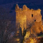 Château médiéval éclairé en soirée