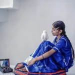 Fille en tenue traditionnelle avec une colombe blanche