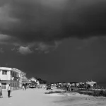 Rue côtière avant l'orage