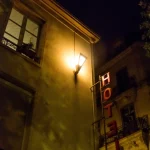 Façade d'un hôtel éclairée la nuit