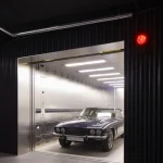 Voiture ancienne dans un ascenseur de stationnement moderne