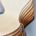 Empilement de Chaises Modernes en Bois