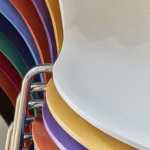 Chaises colorées empilées