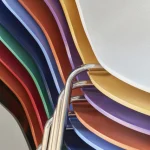 Empilement de chaises colorées avec structure métallique