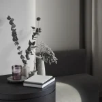 Table ronde avec décor minimaliste et livres