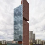 Immeuble moderne en verre et métal dans une zone urbaine