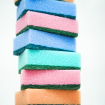 Pile d'éponges de nettoyage colorées