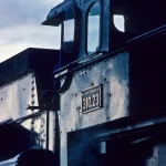 Locomotive à vapeur ancienne en extérieur
