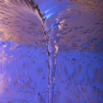 Tourbillon d'eau illuminée par des lumières colorées