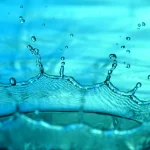 Couronne d'éclaboussure d'eau en gros plan